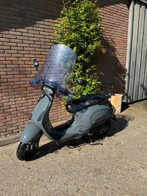Vespa sprint 4 takt geel kenteken, Fietsen en Brommers, Scooters | Vespa, Gebruikt, Vespa S, Maximaal 45 km/u, Ophalen of Verzenden
