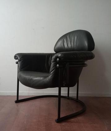 Vintage Italiaanse Floating design fauteuil  beschikbaar voor biedingen