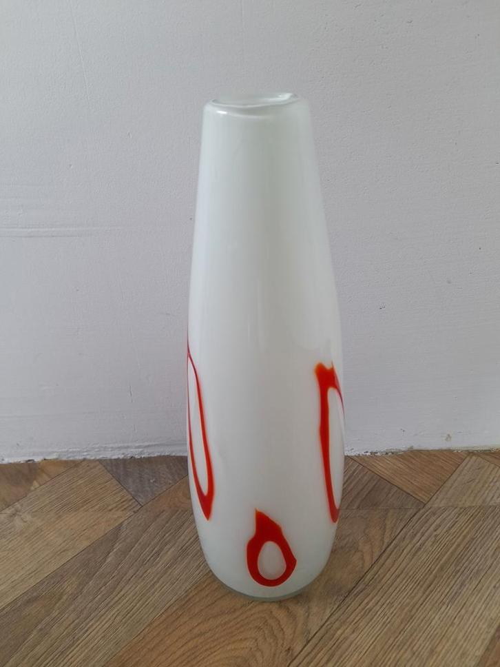 Design witte glazen vaas met rode cirkels, Huis en Inrichting, Woonaccessoires | Vazen, Zo goed als nieuw, Wit, Minder dan 50 cm