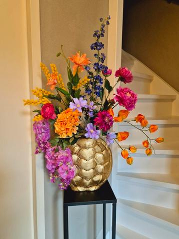 Fleurig boeket zijde bloemen met goud kleurige vaas beschikbaar voor biedingen
