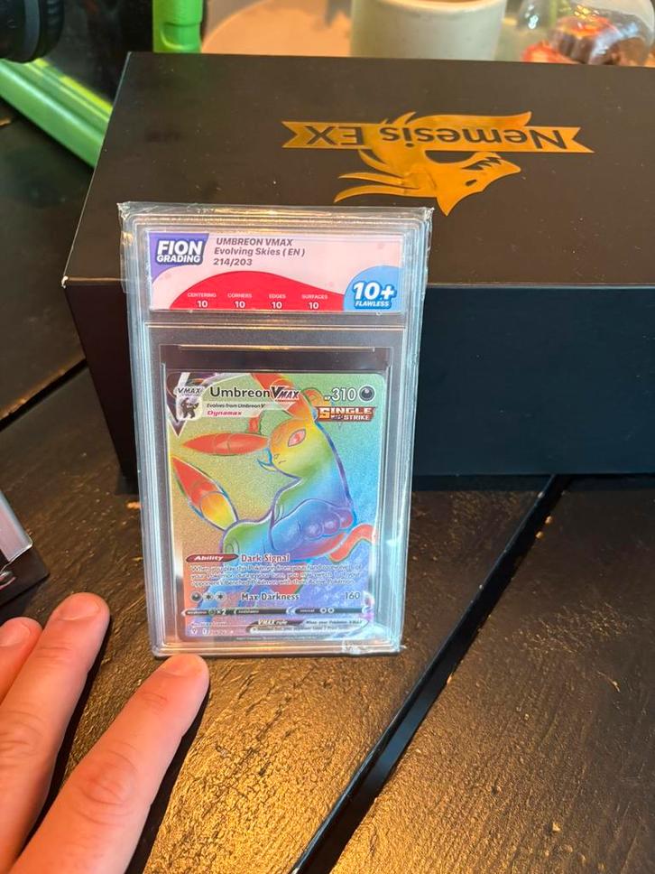 Umbreon gx rainbow grade 10, Hobby en Vrije tijd, Verzamelkaartspellen | Pokémon, Zo goed als nieuw, Meerdere kaarten, Foil, Ophalen of Verzenden