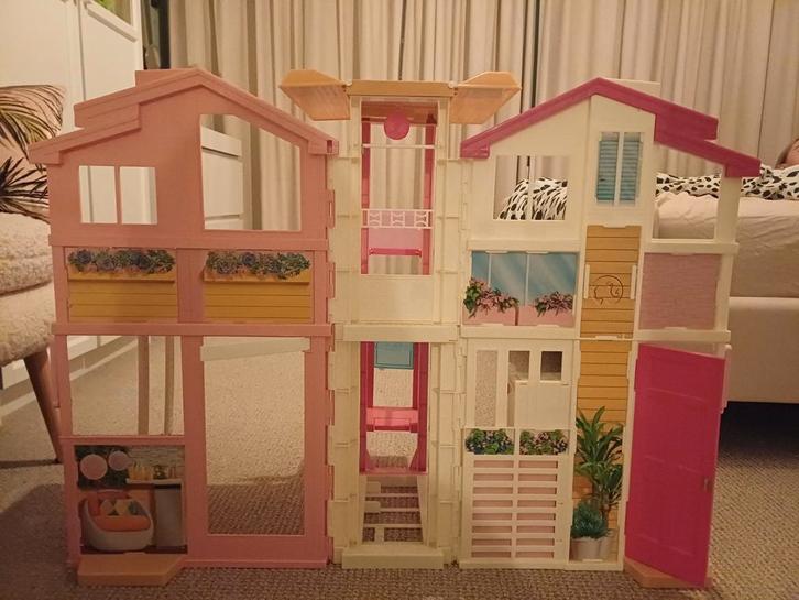 Prachtig barbiehuis met lift!, Kinderen en Baby's, Speelgoed | Poppenhuizen, Zo goed als nieuw, Poppenhuis, Ophalen