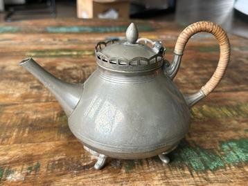 Tinnen theepot met rieten handvat  beschikbaar voor biedingen