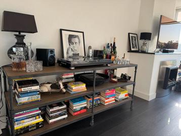 Stoer industrieel dressoir + 2 bijpassende bijzettafels beschikbaar voor biedingen