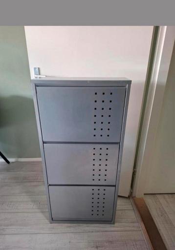 Te koop schoenenkast beschikbaar voor biedingen