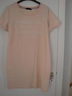Maat XL. Licht roze ELVIRA jurk met witte opdruk., Maat 46/48 (XL) of groter, Ophalen of Verzenden, Zo goed als nieuw, Roze