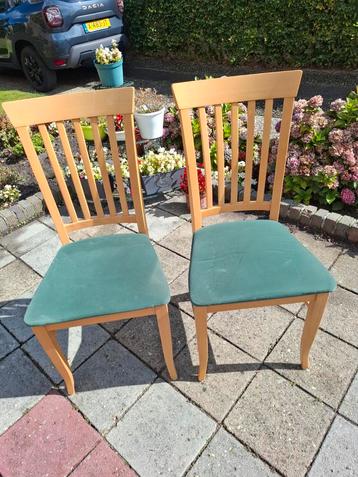 2 Houten stoelen - Gratis af te halen in Roden beschikbaar voor biedingen