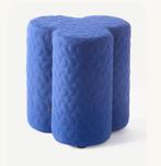 Polspotten Kruk Clover Blauw | Van €380, nu, Huis en Inrichting, Krukjes, Overige materialen, POLSPOTTEN, Nieuw, Ophalen of Verzenden