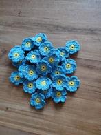 24 Gehaakte bloemetjes van katoen in blauw met geel hartje, Ophalen of Verzenden, Nieuw, Haken, Overige typen