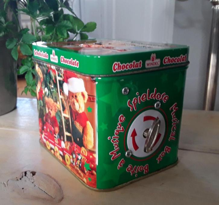 Blik kerst met muziekdoosje erin - speelt jingle bells met n, Diversen, Kerst, Gebruikt, Ophalen of Verzenden