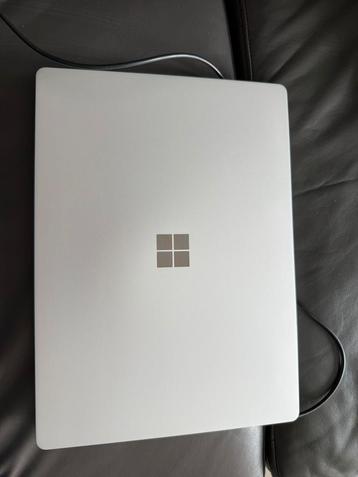 Surface laptop i7 7660 8gb 256gb ssd beschikbaar voor biedingen