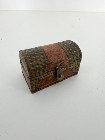 Houten sierkistje met metalen beslag – klein schatkist model beschikbaar voor biedingen