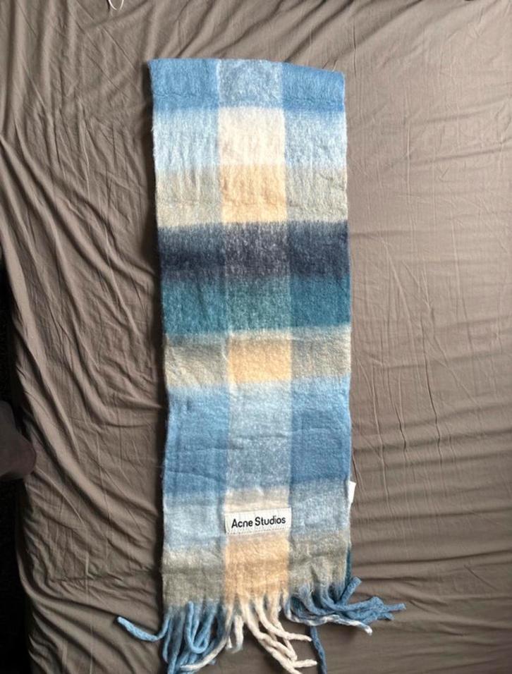 Acne Studios Sjaal - Stijlvol en Warm!, Kleding | Dames, Mutsen, Sjaals en Handschoenen, Zo goed als nieuw, Sjaal, Ophalen of Verzenden