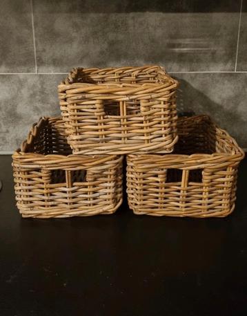 3 stuks naturel rotan mandjes beschikbaar voor biedingen