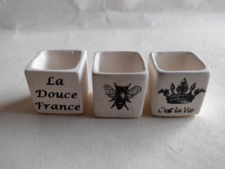 Vierkante bloempot met diverse Franse tekst / deco erop, Verzamelen, Poppenhuizen en Toebehoren, Nieuw, Gebruiksvoorwerp, Ophalen