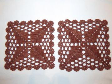2x Oud handgehaakt katoenen kleedje bruin vierkant 20x20 cm beschikbaar voor biedingen
