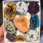 Doos met 9 kristal geodes edelstenen verzameling edelsteen, Verzamelen, Mineralen en Fossielen, Ophalen of Verzenden