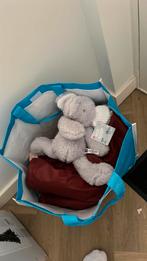 Tas vol meisjes kleding, Ophalen