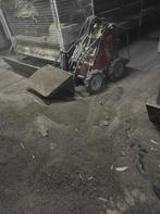 PLUIVEE STALEN UITMESTEN MET MINI-LOADER, Mannelijk, Kip
