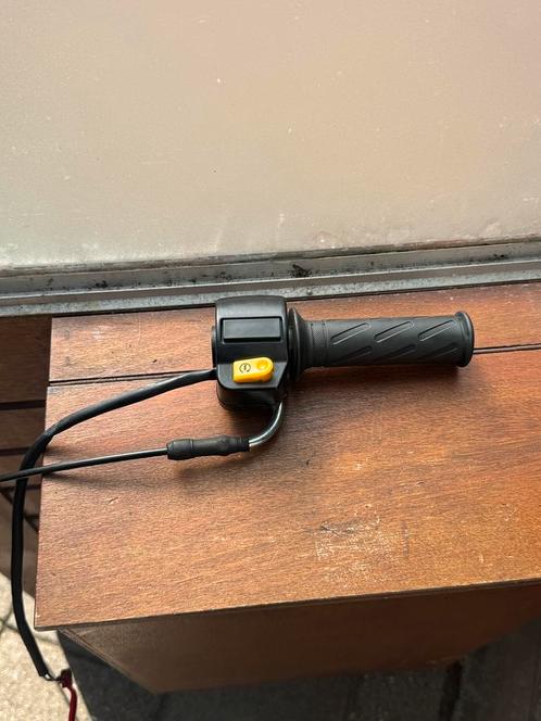 Stuurschakelaar rechts + gaskabel en gashendel  -  peugeot, Fietsen en Brommers, Fietsaccessoires | Fietsaccu's, Zo goed als nieuw