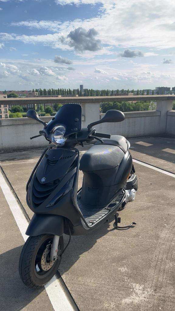 Piaggio Zip 2018 - NIEUWSTAAT, Fietsen en Brommers, Scooters | Piaggio, Zo goed als nieuw, Zip, Maximaal 45 km/u, Benzine, Ophalen
