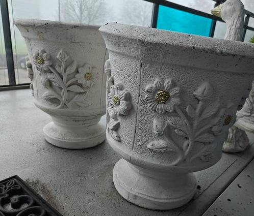 Twee grote massieve betonnen bloempotten winterhard, Tuin en Terras, Bloempotten, Zo goed als nieuw, 40 cm of meer, Rond, Ophalen