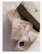 Prachtige Brocante stoffen doos met drie Brocante kleedjes, Antiek en Kunst, Curiosa en Brocante, Ophalen of Verzenden