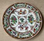 Fraai Chinees bord rijk gedecoreerd met bloemen etc gemerkt, Verzenden