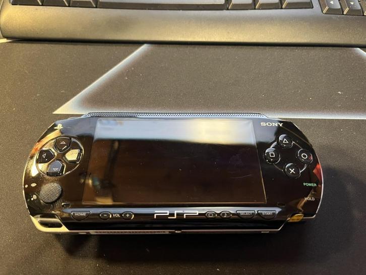 PSP 1004 als nieuw met CFW en 8GB stick., Spelcomputers en Games, Spelcomputers | Sony PSP, Zo goed als nieuw, PSP, Zwart, Met games