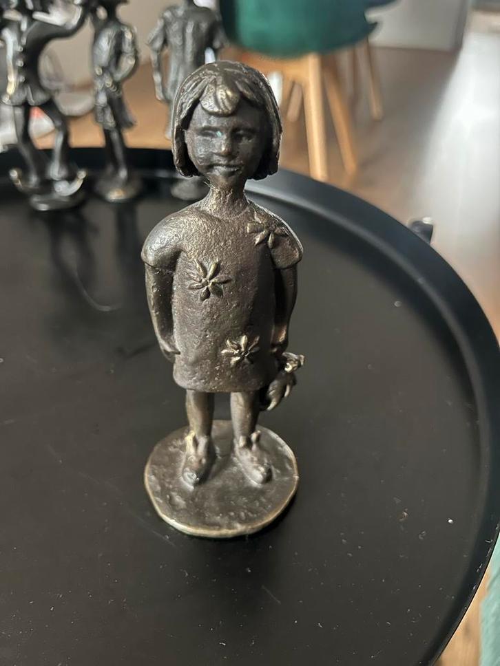 Corry Ammerlaan - Sophietje met bloemetjesjurk, Antiek en Kunst, Kunst | Beelden en Houtsnijwerken, Ophalen