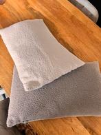 2x boucle sierkussens, Ophalen of Verzenden, Zo goed als nieuw, Bruin, Rechthoekig