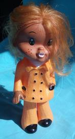 JAREN 1970 VINYL RUBBER POP DAME IN ORANJE PAK MADE IN JAPAN, Verzenden