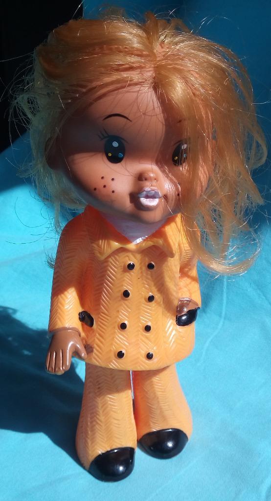 JAREN 1970 VINYL RUBBER POP DAME IN ORANJE PAK MADE IN JAPAN, Antiek en Kunst, Antiek | Speelgoed, Verzenden