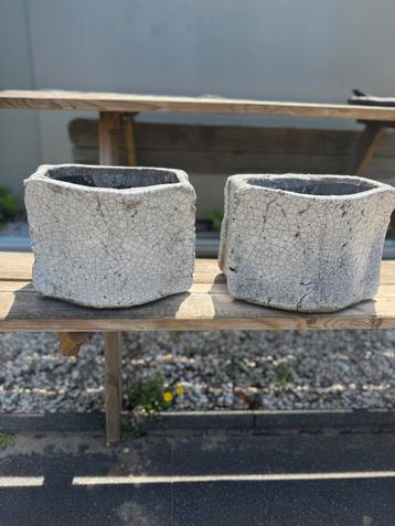 Twee mooie brocante bloembakken beschikbaar voor biedingen