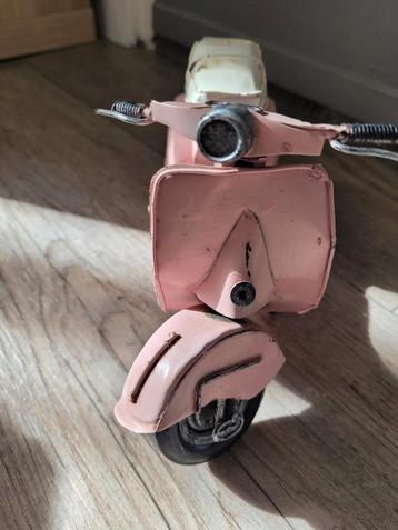 Vintage roze vespa scooter  beschikbaar voor biedingen