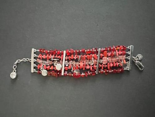 Dyrberg/Kern zilverkleurige armband met rode steentjes., Sieraden, Tassen en Uiterlijk, Armbanden, Zo goed als nieuw, Overige materialen