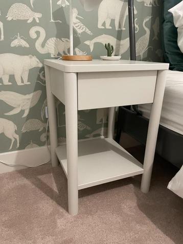 Bedside table beschikbaar voor biedingen
