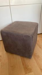BRUIN SUEDE POEF, Minder dan 50 cm, Vierkant, Ophalen of Verzenden, Zo goed als nieuw