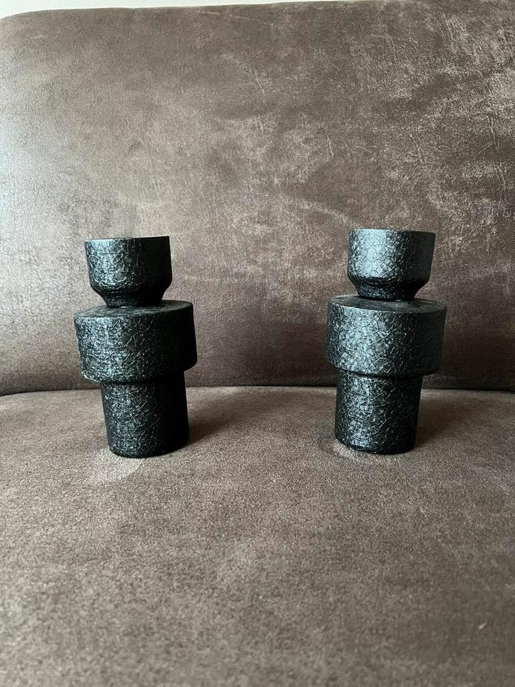 Moderne zwarte kandelaar met structuur – industrieel design, Huis en Inrichting, Woonaccessoires | Kandelaars en Kaarsen, Zo goed als nieuw