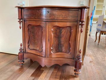 Antiek buffetkastje beschikbaar voor biedingen