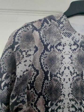 mooi truitje snakeprint ongedragen! M 38 beschikbaar voor biedingen