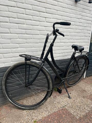 Zwarte omafiets beschikbaar voor biedingen