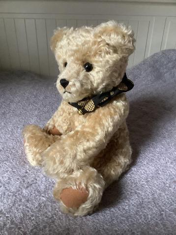 Lieve teddybeer die op Steiff lijkt beschikbaar voor biedingen