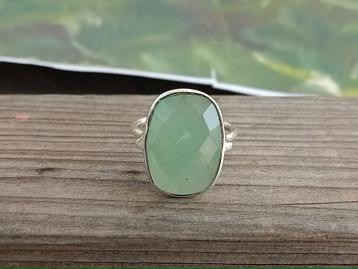 **opheffing**Schitterende ring met een prehniet beschikbaar voor biedingen