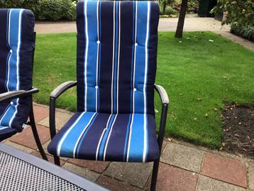 4 blauw met wit gestreepte tuinkussens beschikbaar voor biedingen