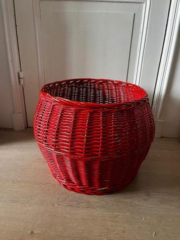 Rode rotan mand beschikbaar voor biedingen