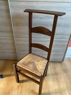 Oude houten bidstoel met rieten zitting, Huis en Inrichting, Stoelen, Ophalen, Gebruikt, Bruin, Eén