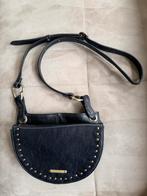 Fabienne Chapot Lilian Zwarte Leren Crossbody Tas, Sieraden, Tassen en Uiterlijk, Tassen | Damestassen, Ophalen of Verzenden, Zo goed als nieuw