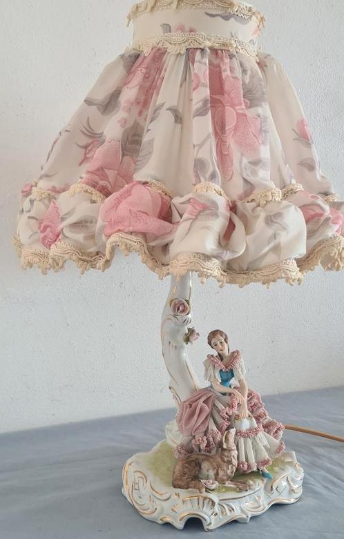 Vintage tafellamp beeld Schemerlamp
De tafellamp goede staat, Antiek en Kunst, Antiek | Porselein, Ophalen of Verzenden
