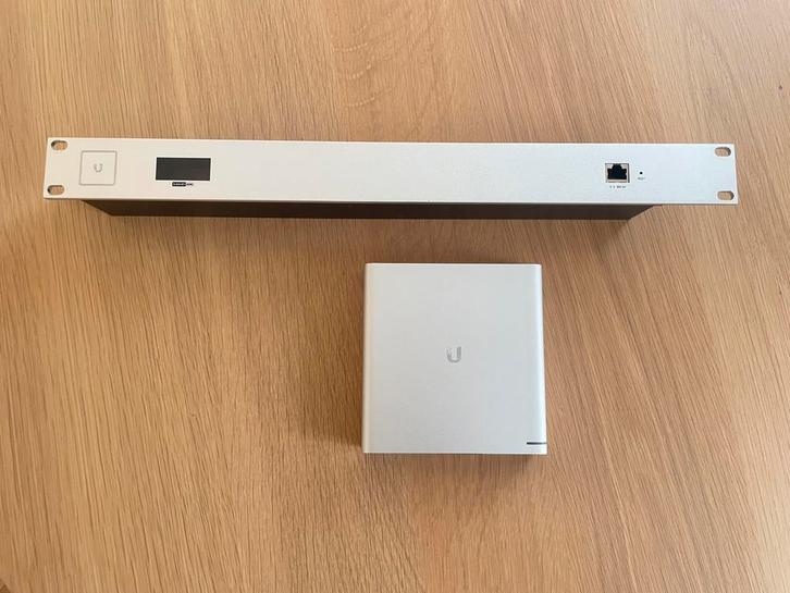 Ubiquiti UniFi Cloud Key Gen2 Plus (1TB) + Rackmount, Computers en Software, Netwerk switches, Zo goed als nieuw, Ophalen of Verzenden